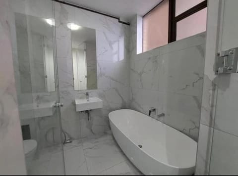 Shower, Toilet, Bathroom, Bath, towels