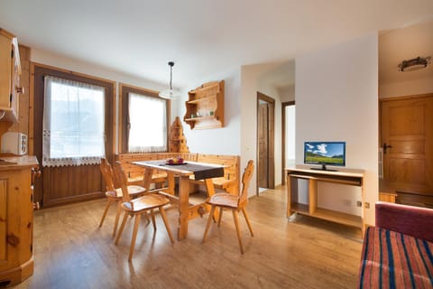 TV and multimedia, Living room, Dining area, hair dresser