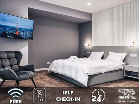 Bed, TV and multimedia, Photo of the whole room, Bedroom, Text overlay