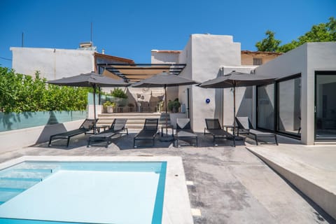 Property building, Patio, Day, Pool view, Swimming pool, sunbed