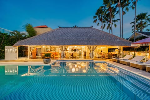 Villa Kalis, 10 BR family and group Villa Villa in Kuta