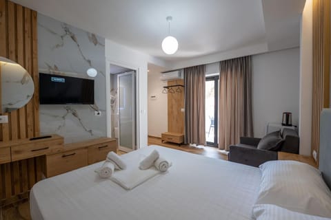 Bed, TV and multimedia, Photo of the whole room, Bedroom, towels, wardrobe