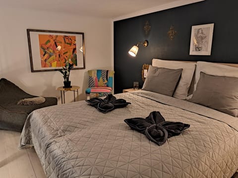 Bed, Bedroom, towels
