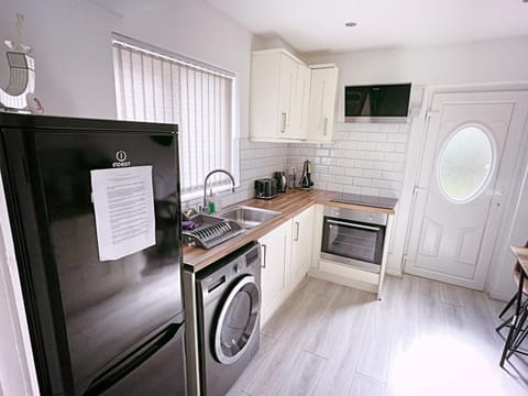 The Serene Stays Sleeps 6 with Garden House in Oldham