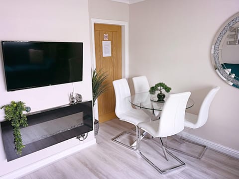 The Serene Stays Sleeps 6 with Garden House in Oldham