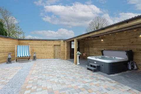 Patriot Bar HotTub-Sleeps30 Villa in County Limerick