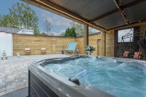Patriot Bar HotTub-Sleeps30 Villa in County Limerick