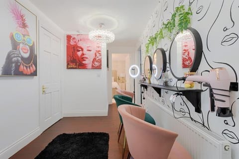 Patriot Bar HotTub-Sleeps30 Villa in County Limerick