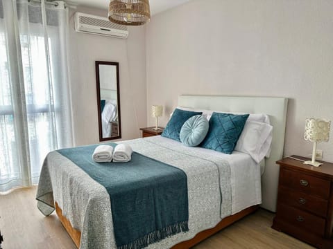 Photo of the whole room, Bedroom