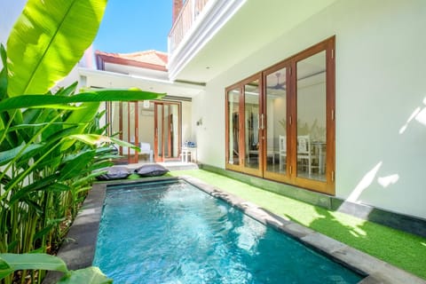 Property building, Patio, Day, Garden, Garden view, Pool view, Swimming pool, Swimming pool, sunbed