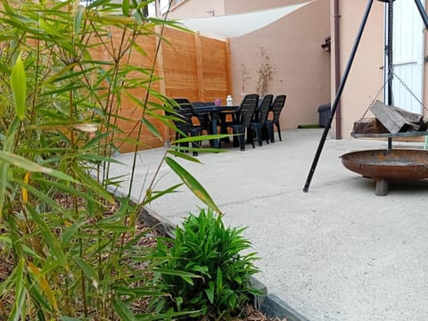 Property building, Patio, BBQ facilities, Balcony/Terrace, Seating area, Dining area