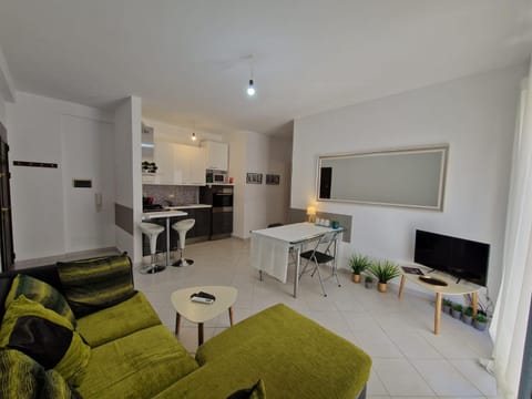 Communal lounge/ TV room, TV and multimedia, Kitchen or kitchenette, Living room, Seating area, Dining area, minibar, stove, air conditioner
