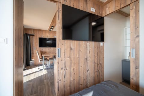 Communal lounge/ TV room, Bed, TV and multimedia, Bedroom