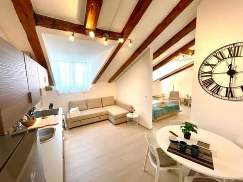 Kitchen or kitchenette, Seating area