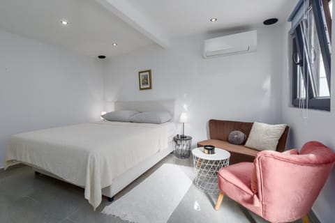 Bed, Living room, Seating area, Bedroom, air conditioner