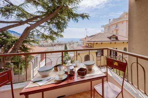 Property building, Balcony/Terrace, Dining area, Sea view