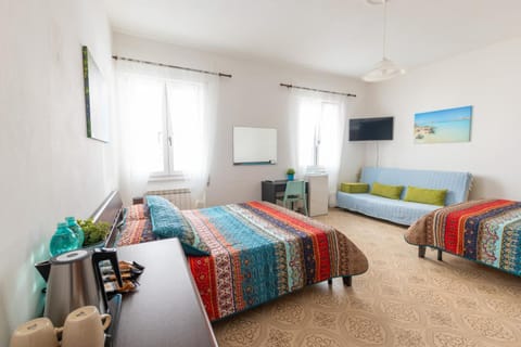 Bed, TV and multimedia, Coffee/tea facilities