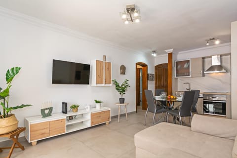 TV and multimedia, Living room, Seating area, Dining area