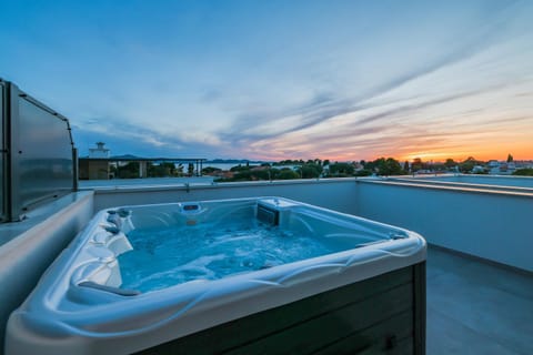 Patio, Hot Tub, Balcony/Terrace