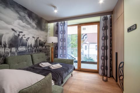 Bed, Photo of the whole room, Seating area, Bedroom, towels