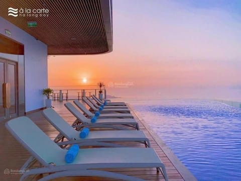 Swimming pool, sunbed