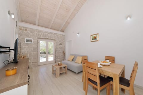 TV and multimedia, Living room, Seating area, Dining area