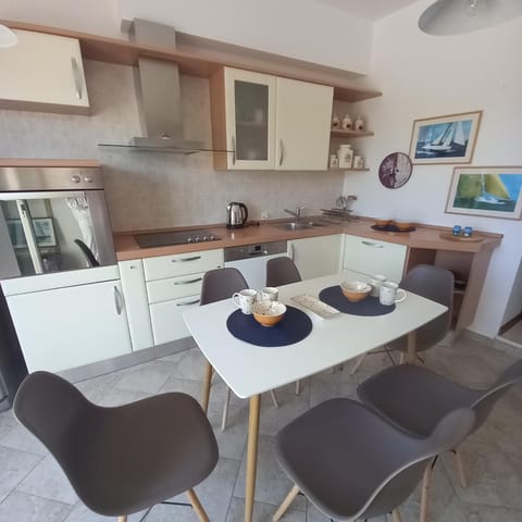 Kitchen or kitchenette, Seating area, Dining area, stove