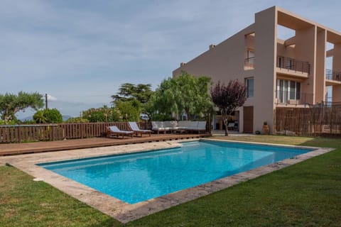 Swimming pool, sunbed, sunbed