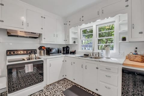 Mid-Century Bungalow - Blue Mile & Close to GSU House in Statesboro