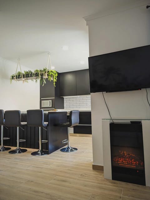 Communal lounge/ TV room, TV and multimedia, Living room, Evening entertainment, flat iron