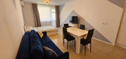 Bed, TV and multimedia, Living room, Photo of the whole room, Seating area, Dining area, Bedroom