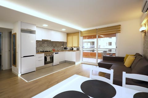 Kitchen or kitchenette, Dining area