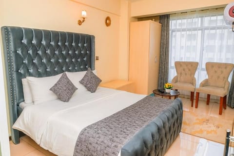 Bed, Living room, Photo of the whole room, Seating area, Bedroom