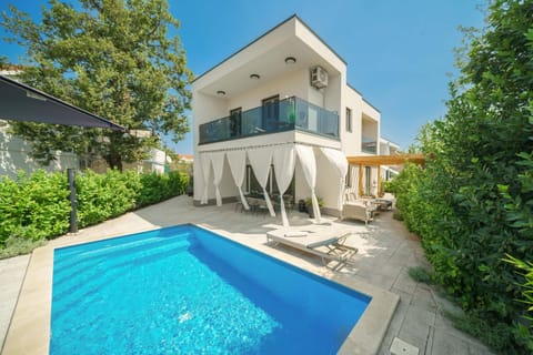 Property building, Garden, Balcony/Terrace, Swimming pool