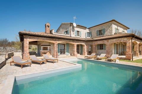Property building, Day, Pool view, Swimming pool, sunbed