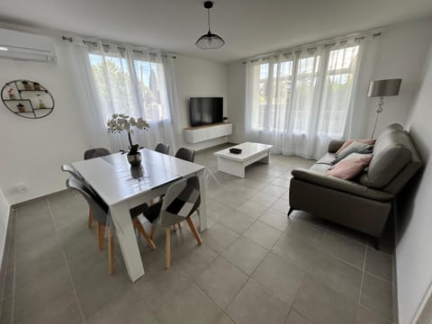 TV and multimedia, Living room, Dining area