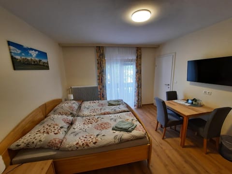Bed, TV and multimedia, Photo of the whole room, Bedroom, hair dresser