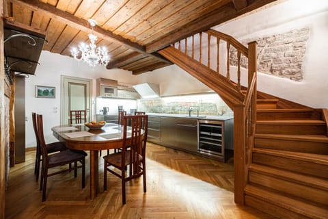 Coffee/tea facilities, Kitchen or kitchenette, Dining area, dishwasher, minibar, pet friendly, stove, toaster