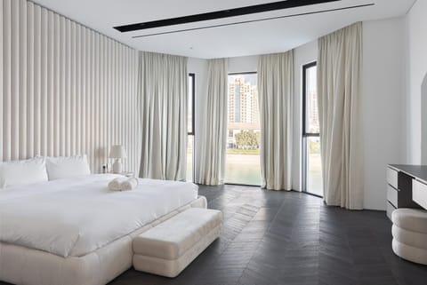 Bed, Photo of the whole room, Seating area, Bedroom, towels