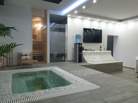 Hot Tub, Swimming pool