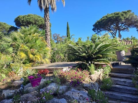 Chalet californien climatisé 6 personnes dans domaine privé avec piscine House in Gassin