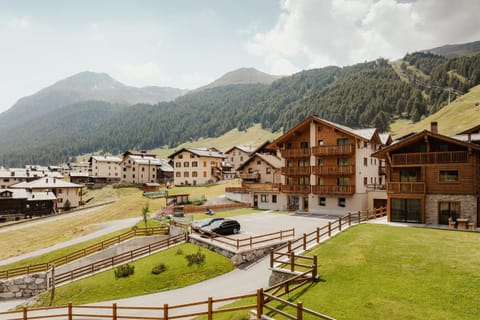 Property building, Nearby landmark, Spring, Day, Neighbourhood, Natural landscape, Mountain view, Location, Parking
