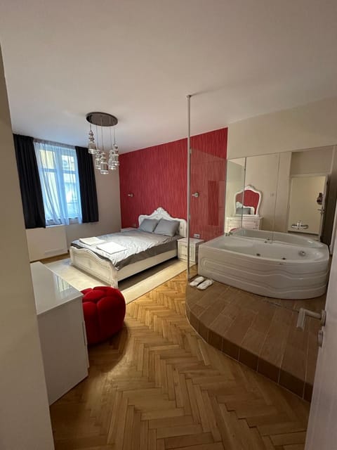 Bed, Hot Tub, Photo of the whole room, Bedroom