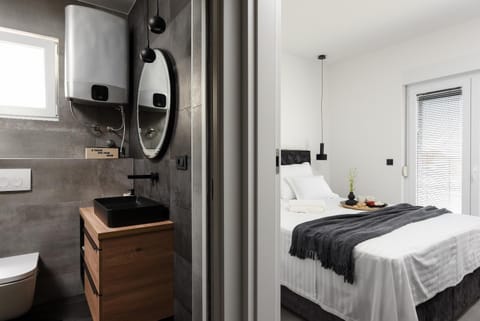 Bed, Bathroom, Bedroom, towels