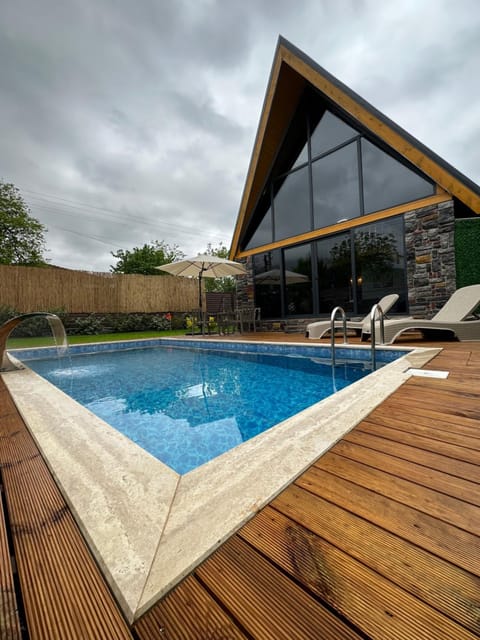 Property building, Day, Pool view, Swimming pool, sunbed