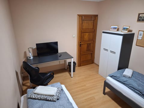 Bed, TV and multimedia, Photo of the whole room, wardrobe