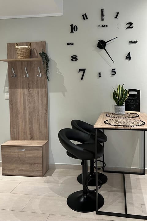 Facade/entrance, hair dresser, kitchen