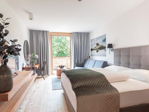 Photo of the whole room, Seating area, Bedroom