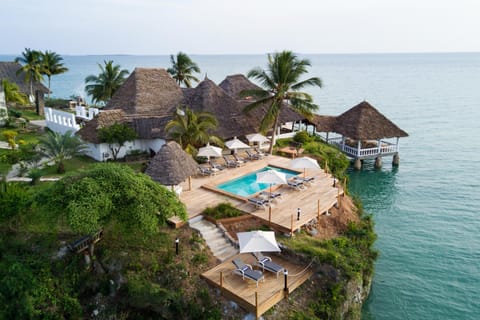 Property building, Facade/entrance, Natural landscape, Bird's eye view, Pool view, Sea view, Swimming pool, sunbed