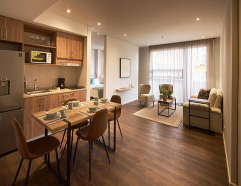 Kitchen or kitchenette, Living room, Seating area, Dining area, microwave